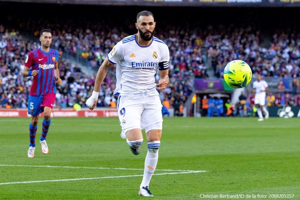 Karim Benzema, en un Clásico con el Real Madrid.